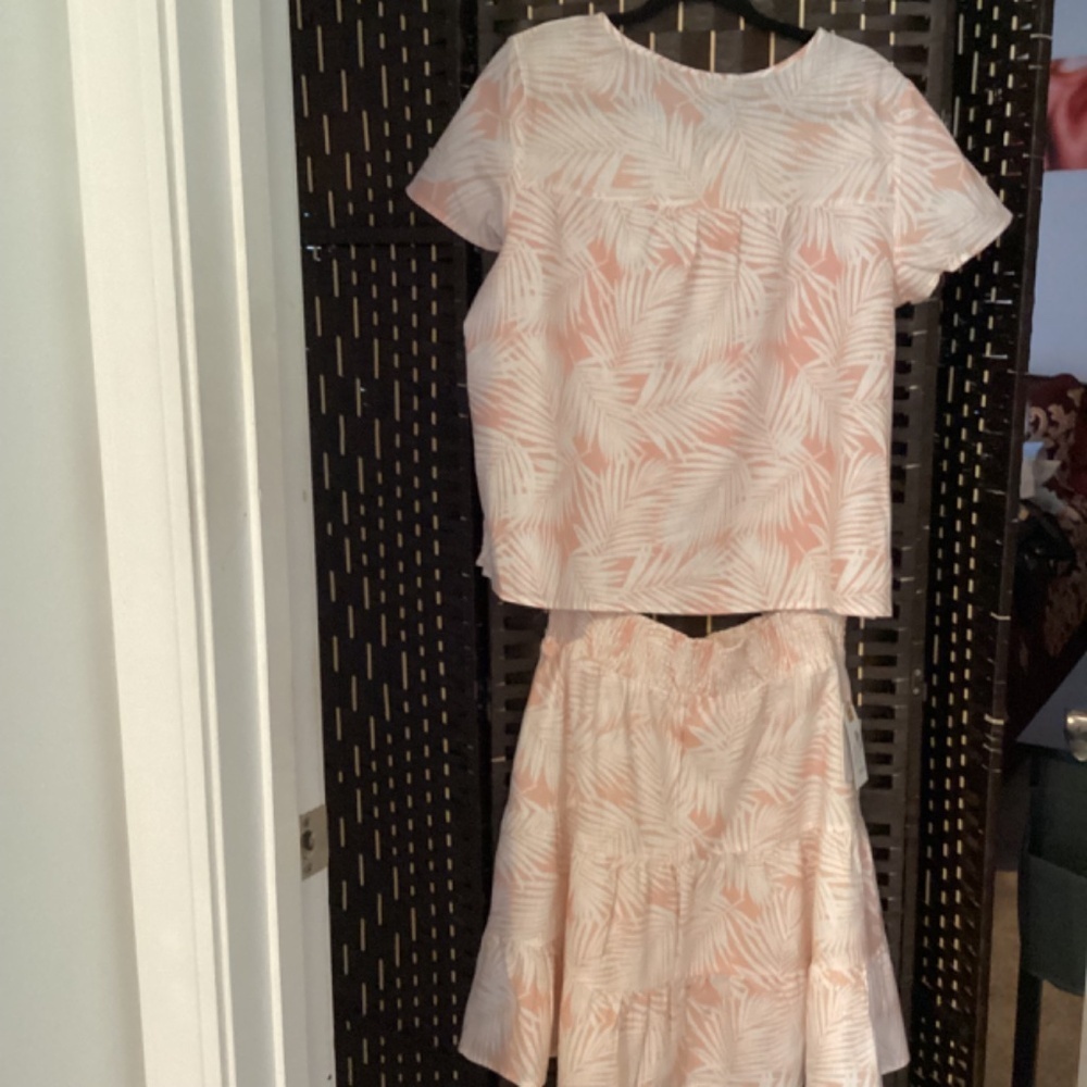 2PC Outfits Skirt & Top SIZE:(Large)(Color: Light Pink & White)